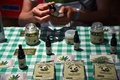 コロンビア・ボゴタで、医療用に栽培された大麻の関連商品の展示会で大麻の商品を並べている男性（2015年12月22日撮影）。(c)AFP/GUILLERMO LEGARIA