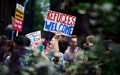 英ロンドン中心部ウェストミンスターで行われた反極右デモ（2024年8月10撮影）。(c)BENJAMIN CREMEL / AFP