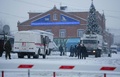 ロシア・ケメロボ州べロボ近郊のリストバシュナヤ炭鉱に到着した捜査員や救急隊員（2021年11月25日撮影）。(c)Alexander Patrin / AFP