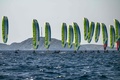 フランス南部マルセイユで開催されたパリ五輪に向けたセーリングの大会に出場するカイトボードの選手ら（2023年7月10日撮影）。(c)CHRISTOPHE SIMON / AFP
