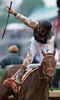 米国競馬のG1レース、第135回ケンタッキーダービー（%%135th Kentucky Derby%%、3歳、ダート10ハロン）がチャーチルダウンズ競馬場（Churchill Downs）で開催され、キャルヴィン・ボレル（%%Calvin Borel%%）騎手騎乗のマインザットバード（Mine That Bird）が、2着以下に6と3/4馬身差以上をつけて優勝した。写真はトップでフィニッシュし歓喜するボレル騎手。（2009年5月2日撮影）(c)AFP/Getty Images/Jamie Squire