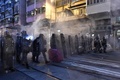 香港で、デモの際に催涙弾を発射する警察官ら（2019年7月28日撮影）。(c)Anthony WALLACE / AFP