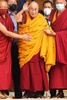インド北部レーで行われた法話会で、手を振るチベット仏教の最高指導者ダライ・ラマ14世（2022年7月28日撮影）。(c)Mohd Arhaan ARCHER / AFP