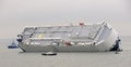 英南部サウサンプトン（Southampton）沖で座礁した自動車運搬船「ホーグ・オーサカ（Hoegh Osaka）号」（2015年1月4日撮影）。(c)AFP/MALCOM WELLS