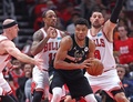 21-22NBAプレーオフ、イースタンカンファレンス1回戦、シカゴ・ブルズ対ミルウォーキー・バックス。相手選手に囲まれるミルウォーキー・バックスのヤニス・アデトクンポ（中央手前、2022年4月24日撮影）。(c)Jonathan Daniel/ Getty Images/AFP