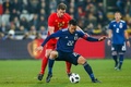 サッカー国際親善試合、日本対ベルギー。るベルギーのヤン・フェルトンゲン（左）とボールを競る吉田麻也（2017年11月14日撮影）。(c)AFP/BELGA /BRUNO FAHY