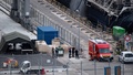 仏南部トゥーロンの基地で、原子力潜水艦「ペルル」の火災発生を受けて配置された海軍の水兵らと救急車（2020年6月12日撮影）。(c) CLEMENT MAHOUDEAU / AFP