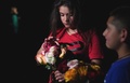 米テキサス州ユバルディの市民センター前で花を持つ女性（2022年5月24日撮影）。(c)allison dinner / AFP