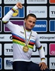 自転車世界選手権大会、エリート男子ロードレース。表彰式で優勝を喜ぶマチュー・ファン・デル・プール（2023年8月6日撮影）。(c)Oli SCARFF/ AFP