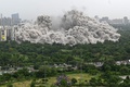 インド・ニューデリー郊外のノイダに立つ超高層住宅「ツインタワーズ」の爆破解体の様子（2022年8月28日撮影）。(c)Sajjad HUSSAIN / AFP