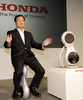 都内のホンダ（Honda Motor）本社で電動式一輪車の試作機「U3-X」を披露する伊東孝紳（Takanobu Ito）社長（2009年9月24日撮影）。(c)AFP/Yoshikazu TSUNO