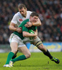 ラグビーシックスネイションズ（Six Nations Rugby 2013）は10日、第2週の1試合が行われ、イングランドが12-6でアイルランドを下し、グランドスラム（全勝優勝）へ向けて開幕2連勝を飾った。

イングランドのクリス・ロブショー（Chris Robshaw、右）のタックルを受けるアイルランドのロナン・オガーラ（Ronan O&apos;Gara、2013年2月10日撮影）。(c)AFP/PETER MUHLY