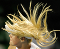 女子テニス、東レ・パンパシフィック・オープン（%%Toray Pan Pacific Open 2009%%）シングルス1回戦。クルム伊達公子（%%Kimiko Date Krumm%%、日本）は、アレクサンドラ・ウズニアッキ（%%Aleksandra Wozniak%%、カナダ）と対戦。クルム伊達は7-5、6-7、4-6で敗れ、初戦敗退となった。

　27日の韓国オープン（%%Hansol Korea Open 2009%%）シングルス決勝でアナベル・メディナ・ガリゲス（%%Anabel Medina Garrigues%%、スペイン）を下し、13年ぶりにツアー優勝を果たしたクルム伊達は、ウズニアッキに敗れ、39歳の誕生日を白星で飾ることができなかった。写真はサーブを放つアレクサンドラ・ウズニアッキ。（2009年9月28日撮影）(c)AFP/Toru YAMANAKA