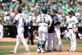 23MLB、オークランド・アスレチックス対ロサンゼルス・エンゼルス。3回途中に降板するオークランド・アスレチックスの藤浪晋太郎（左、2023年4月1日撮影）。(c)Ezra Shaw/Getty Images/AFP
