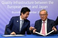 ベルギー首都ブリュッセルにある欧州連合（EU）本部で、「持続可能な連結性および質の高いインフラに関する欧州・日本パートナーシップ」の合意文書に署名する安倍晋三首相（左）とジャンクロード・ユンケル欧州委員長（2019年9月27日撮影）。(c)JOHN THYS / AFP