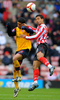 サンダーランドのキーラン・リチャードソン（%%Kieran Richardson%%、右）と競り合うアーセナルのデニウソン（%%Denilson Pereira Neves%%）。（2008年10月4日撮影）(c)AFP/ANDREW YATES