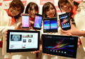 NTTドコモ（NTT DoCoMo）が都内で開いた新製品発表イベントで発表した（左上から右に）Aquos Phone EX、Arrows X、Medias W、Xperia Z、（左下から右に）Xperia Tablet Z、dtab（2013年1月22日撮影）。(c)AFP/TOSHIFUMI KITAMURA