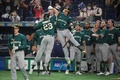 第5回ワールド・ベースボール・クラシック（WBC）1次ラウンド・プールB、韓国対オーストラリア。本塁打を放ち、チームメートと喜び合うオーストラリアのティム・ケネリー（左から2人目、2023年3月9日撮影）。(c)Richard A. Brooks / AFP