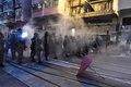 香港で、デモの際に催涙弾を発射する警察官ら（2019年7月28日撮影）。(c)Anthony WALLACE / AFP