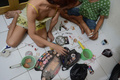 インドネシアの首都ジャカルタ（Jakarta）にある賃貸住宅で夜の街に出かけるために化粧をするトランスジェンダーのヘラさん（左）とリカさん（2013年1月29日撮影）。(c)AFP/ROMEO GACAD