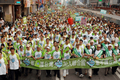 2007年9月15日、高雄（Kaohsiung）で行われた与党・民主進歩党（DPT）の街頭行進を率いる陳水扁（Chen Shui-bian）総統（中央）と呂秀蓮（Lu Hsiu-lien）副総統（右から6人目）。(c)AFP/Sam YEH
