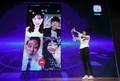 韓国ソウルで、通信大手KTが発表した第5世代（5G）移動通信システムによるサービスを実演する女性（2019年4月2日撮影）。(c)JUNG Yeon-Je / AFP