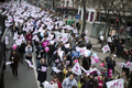 フランス・パリ（Paris）で13日、同性結婚の合法化に反対する抗議デモが行われ、警察発表で34万人が市内を行進した。主催者発表によると参加者は80万人。

与党・社会党が推進する同性婚合法化法案は月末に議会で審議される予定だが、フランスで2大宗教人口を持つキリスト教カトリックとイスラム教の信者の多くが反発しているほか、野党の右派政党も反対している。

写真は、同性婚合法化反対デモに参加する人々（2012年1月13日撮影）。(c)AFP/FRED DUFOUR