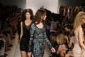 米・ニューヨーク市内で発表されたエルベ・レジェ バイ マックスアズリア（Herve Leger By Max Azria）の10年春夏コレクション（2009年9月13日撮影）。(c)AFP/Getty Images/Kristian Dowling