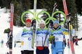 2010年%%バンクーバー冬季五輪%%、クロスカントリースキー男子50キロメートルクラシカル。フラワーセレモニーで喜ぶ（左から）2位のアクセル・タイヒマン（%%Axel Teichmann%%、ドイツ）、優勝したペッテル・ノールトゥグ（%%Petter Northug%%、ノルウェー）、3位のヨハン・オルソン（%%Johan Olsson%%、スウェーデン）。（2010年2月28日撮影）(c)AFP/JAVIER SORIANO