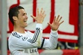 サッカー欧州チャンピオンズリーグ2013-14（UEFA Champions League 2013-14）準決勝第2戦、バイエルン・ミュンヘン（Bayern Munich）対レアル・マドリード（Real Madrid）。前半34分に追加点を決め歓喜するレアル・マドリードのクリスティアーノ・ロナウド（Cristiano Ronaldo、2014年4月29日撮影）。(c)AFP/JOHN MACDOUGALL