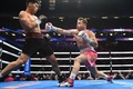 ボクシング、WBA世界ライトヘビー級タイトルマッチ。ドミトリー・ビボル（左）にパンチを打ち込むサウル・アルバレス（2022年5月7日撮影）。(c)Patrick T. FALLON / AFP