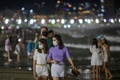 ブラジル・リオデジャネイロのコパカバーナビーチを歩く人（2021年12月31日撮影）。(c)DANIEL RAMALHO / AFP