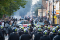 英ロンドン（London）北部のトッテナム（Tottenham）で若者が警官に射殺された事件をきっかけに6日に発生した暴動は、8日夜から9日未明にかけて市内および郊外各地に広がり、ロンドンは混乱の様相を呈している。さらに暴動は、中部バーミンガム（Birmingham）やリバプール（Liverpool）にも飛び火。デービッド･キャメロン（David Cameron）は非常事態に対処するため、伊トスカーナ（Tuscany）での休暇を切り上げ、英国に向かっている。

　ロンドンとその郊外では南部クロイドン（Croydon）、ペッカム（Peckham）、ルイシャム（Lewisham）、クラパム（Clapham）、東部ハックニー（Hackney）、北部カムデン（Camden）、西部イーリング（Ealing）などで、若者らが路上に繰り出し、建物への放火や店舗の略奪を行っており、機動隊が収拾にあたっているが、各地で放火による火の手があがっている。

　一方、バーミンガムでも8日未明、市内中心部で若者らが店舗の窓ガラスを割ったり略奪するなどして87人が逮捕された。また同市の警察署が放火で炎上したという。リバプールでも駐車車両が放火され、同市警察は「路上における、いかなる暴力行為も容認できない」との声明を出し、暴動に厳しく臨む姿勢をみせている。

写真はハックニーの暴動（2011年8月8日撮影）。(c)AFP/ LEON NEAL