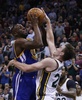 15-16NBA、ユタ・ジャズ対ゴールデンステイト・ウォリアーズ。ユタ・ジャズのゴードン・ヘイワードの上から得点を狙うゴールデンステイト・ウォリアーズのドレイモンド・グリーン（2015年11月30日撮影）。(c)AFP/Getty Images/George Frey