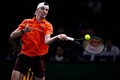 男子テニス、パリ・マスターズ、シングルス3回戦。リターンを打つウゴ・アンベール（2024年10月31日撮影）。(c)JULIEN DE ROSA / AFP