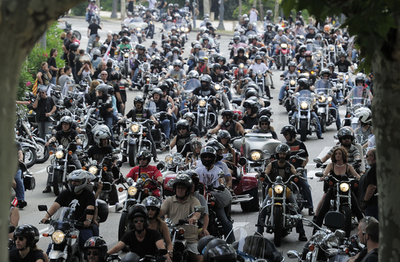 バルセロナでハーレーの祭典、愛好家数千人が市街を疾走