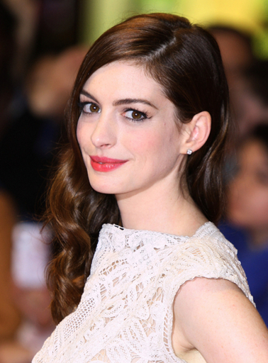 アン・ハサウェイ、アダム・シュルマンと婚約