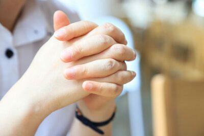 「1日50回の洗浄で爪がボロボロ」幼稚園教諭が「透明ネイル強化剤」…韓国・モンスター保護者がかみついた「その手で子どもに触るのか」