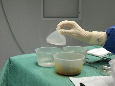 雑誌が「彼女に豊胸手術プレゼント」、専門家から非難の嵐