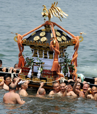 八坂神社の江の島天王祭、海を渡るみこし