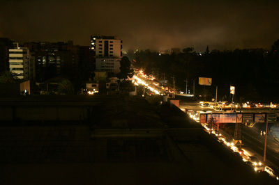 南米エクアドルで広域停電、国土の7割が暗闇に