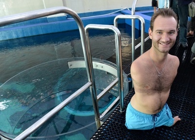 生まれつき手足のない男性、水族館で遊泳に挑戦 シンガポール