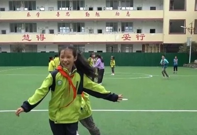 四川省地震の被災地で小中学校が授業再開 中国