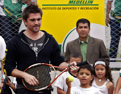 歌手フアネス 「フアネス平和公園」開園式に登場