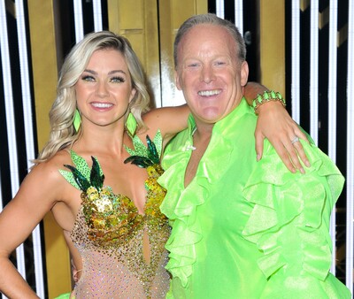 スパイサー元報道官が社交ダンスデビュー 衣装にネット騒然