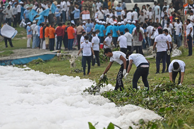 泡で覆われた「神聖な川」 印で清掃活動、世界環境デー