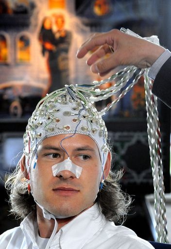 思考を伝える魔法の帽子？頭で考えた通りにピンボールマシンを操作