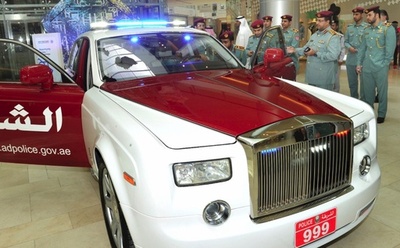 アブダビ警察、新たなパトカーは「ロールスロイス」
