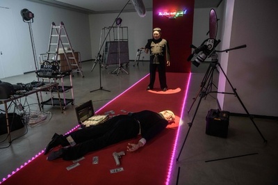 「拳銃を握る金氏、倒れたトランプ氏」 韓国アート展