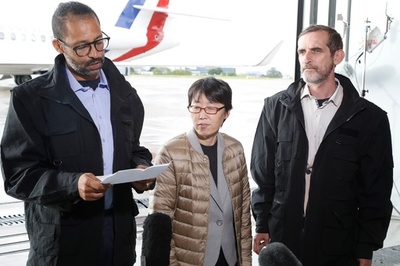 ブルキナファソで救出の人質3人、フランスに到着 一人は偶然見つかった韓国人女性